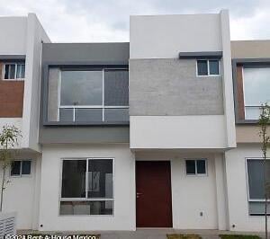 Casa de 3 habitaciones, El Marqués · Casa con Estudio o Sala de Tv, Amenidades, 3 Recamaras - Venta, Zakia