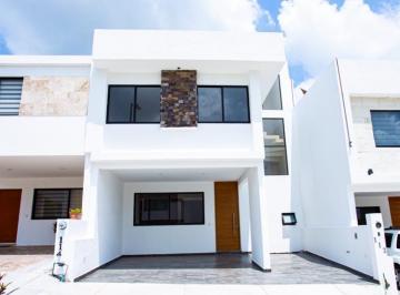 Casa · 236m² · 4 Recámaras · 2 Estacionamientos · Venta de Casa en Barranca del Refugio