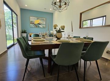 Casa · 160m² · 3 Recámaras · 2 Estacionamientos · Casa con 3 Niveles y Baño Completo en Cada Recámara, Sala de Tv a un Lado de Plaza Antea Qro