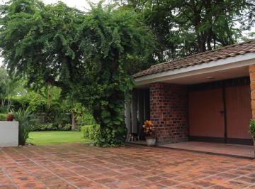 918691b6b804acbd7774b232fdf175d35897c795467b43397d4823223d2d6c72 · Bonita Casa en Renta en Condominio