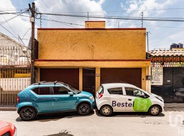 Casa · 303m² · 7 Recámaras · 3 Estacionamientos · Vendo Casa en Valle Dorado