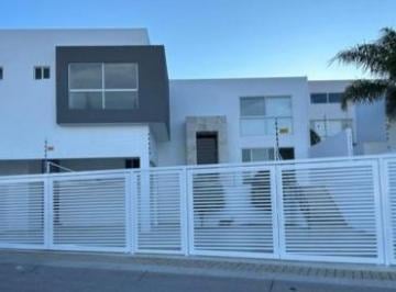 Casa · 355m² · 3 Recámaras · 4 Estacionamientos · Venta de Casa en Lomas de Gran Jardín