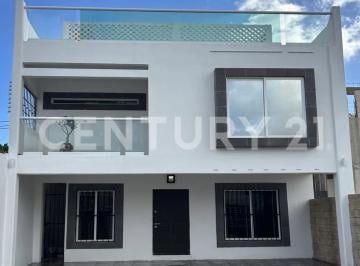 Casa · 71m² · 3 Recámaras · 2 Estacionamientos · Casa en Venta en Av La Luna Cancun