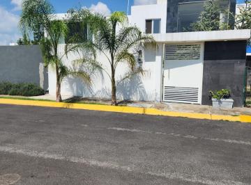 Casa en condominio de 3 habitaciones, Celaya · Rento Muy Amplia Casa Amueb Frac Privado Salida Salamanca