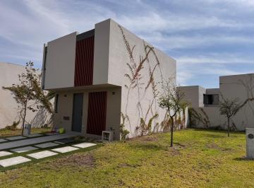 Casa de 3 habitaciones, Querétaro · Altos de Juriquilla - Casa con 3 Recamaras, Roof, Sala de Tv. Venta