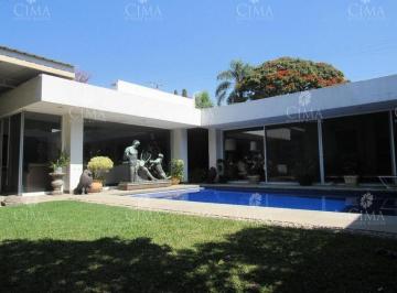Casa · 400m² · 3 Recámaras · 2 Estacionamientos · Casa de un Solo Nivel en Acapatzingo - V336
