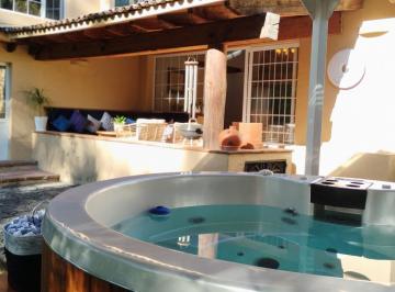 Casa · 400m² · 4 Recámaras · 4 Estacionamientos · Casa en Club de Golf Avándaro, con Jacuzzi y Acceso Al Fairway