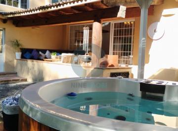 Casa · 400m² · 4 Recámaras · 4 Estacionamientos · Casa en Club de Golf Avándaro, con Jacuzzi y Acceso Al Fairway