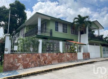 Casa · 232m² · 5 Recámaras · 1 Estacionamiento · Casa en Venta en Colonia Don Pedro, Catemaco, Veracruz