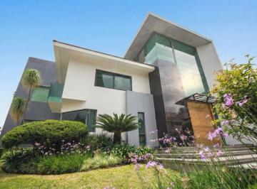 Casa · 667m² · 5 Recámaras · 6 Estacionamientos · Casa en Bugambilias en Coto