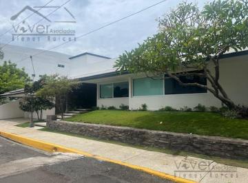 Casa · 344m² · 3 Recámaras · 2 Estacionamientos · Hermosa Residencia de Una Sola Planta en El Fraccionamiento Costa de Oro