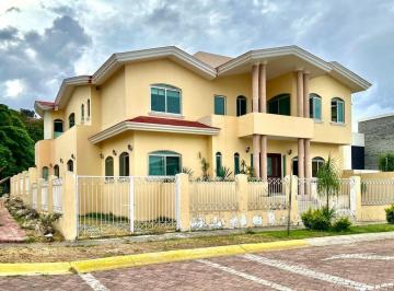 Casa en condominio · 905m² · 6 Recámaras · 8 Estacionamientos · Casa en Venta en El Palomar, Tlajomulco de Zuñiga.