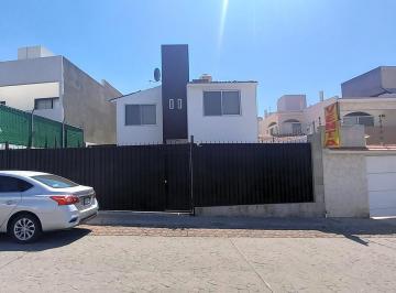 Casa · 233m² · 3 Recámaras · 2 Estacionamientos · Casa en Venta en Milenio Queretaro con Alberca