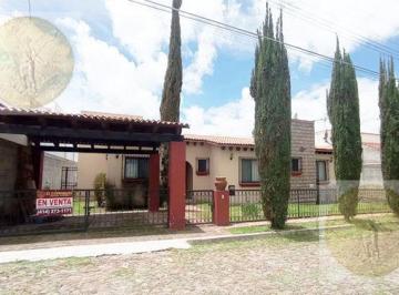 Casa · 230m² · 3 Recámaras · 2 Estacionamientos · Casa Amplia con Buen Jardín