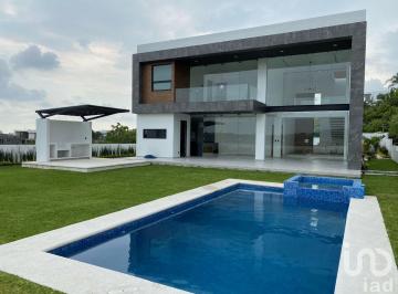 Casa · 487m² · 3 Recámaras · 2 Estacionamientos · Casa en Venta, Fracc. Lomas de Cocoyoc, Morelos