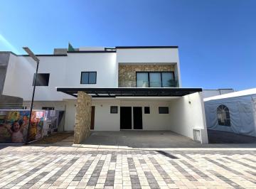 Casa · 232m² · 3 Recámaras · 3 Estacionamientos · Casa en Preventa en Metepec
