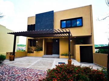 Casa · 355m² · 3 Recámaras · 2 Estacionamientos · Casa Nueva en Altozano, Querétaro – 355 m², 3 Pisos y Amenidades de Primer Nivel
