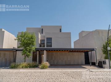 Casa · 350m² · 3 Recámaras · 3 Estacionamientos · Casa en Venta en Lomas del Campanario Norte, Condominio San Lorenzo