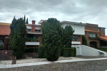 Casa · 437m² · 3 Recámaras · 4 Estacionamientos · Casas en Venta en Country Club, Metepec