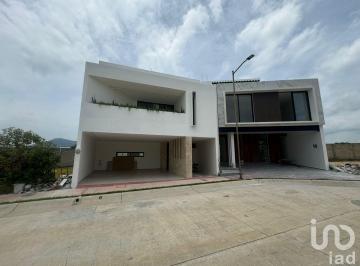 Casa · 400m² · 3 Recámaras · 2 Estacionamientos · Casa en Venta en Residencial Puerta de Hierro