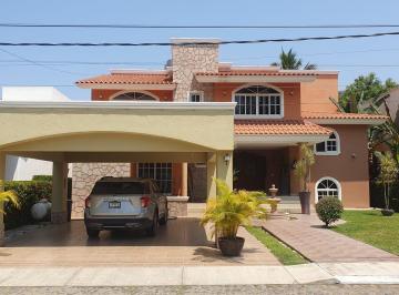 Casa · 810m² · 6 Recámaras · 2 Estacionamientos · Casa en Club Santiago