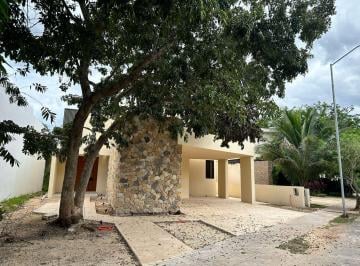 Casa en condominio · 420m² · 3 Recámaras · 2 Estacionamientos · Casa en Venta en Privada en Santa Gertrudis Copó
