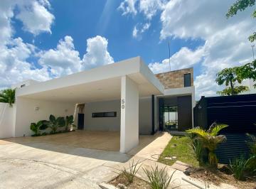 Casa de 4 habitaciones, Mérida · Casa de 4 Recámaras, con Alberca, Dentro de Privada en Temozón Norte.