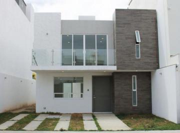 Descubre esta residencia unifamiliar con diseño funcional, ideal para familias.  · Casa de 3 Recámaras y 240 m² en Venta, Residencial Diamante