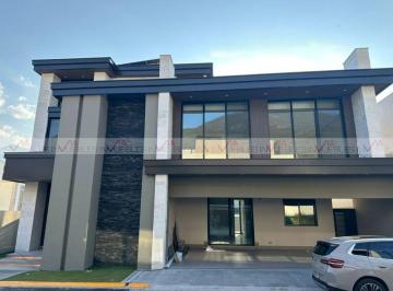 Casa · 837m² · 4 Recámaras · 4 Estacionamientos · Casa en Venta en Monterrey