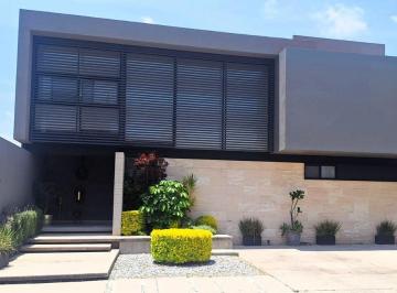 Casa · 371m² · 3 Recámaras · 3 Estacionamientos · Hermosa Casa en Venta en Mision de Conca