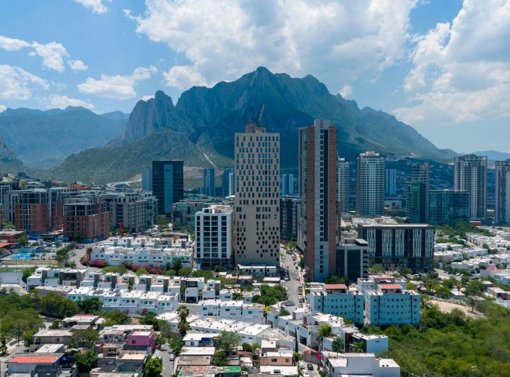 Desarrollo vertical , Santa Catarina · Venta de Departamentos en Santa Catarina en Valle Poniente // Torre Poniente