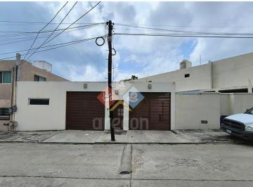 Casa · 168m² · 2 Recámaras · 2 Estacionamientos · Casa de 1 Piso con Alberca en Ampliacion Unidad Nacional