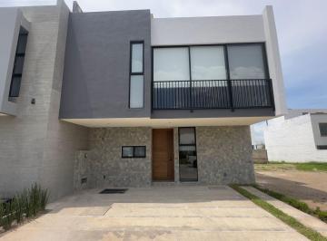 Casa en condominio · 144m² · 5 Recámaras · 3 Estacionamientos · Casa de Lujo en Venta en Solares/ Coto Altanza
