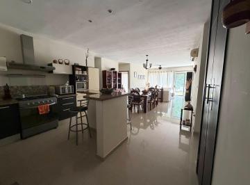 Sala, comedor, cocina con barra, 3 recamaras con closets, 2 baños y medio, cuart · Departamento con Jardín Propio en Primer Nivel con Excelente Ubicación