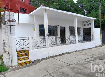 Casa · 138m² · 3 Recámaras · 1 Estacionamiento · Casa en Venta en Calle Carmen Serdán en El Centro de San Andrés Tuxtla, Ver.