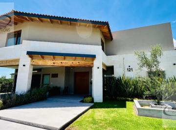 Casa · 673m² · 4 Recámaras · 6 Estacionamientos · Casa Venta Querétaro Campanario Rs/