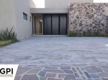 Casa · 400m² · 3 Recámaras · 3 Estacionamientos · Casa en Venta de Una Planta La Campiña León Guanajuato