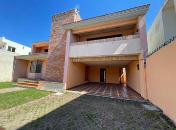 Casa · 425m² · 4 Recámaras · 4 Estacionamientos · Casa - Country Club