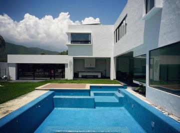 Casa · 840m² · 3 Recámaras · 4 Estacionamientos · Casa en Venta en Los Cristales, Carretera Nacional, Monterrey