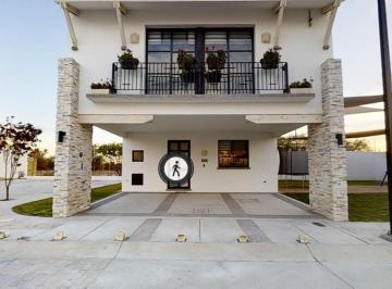 Casa · 238m² · 3 Recámaras · 3 Estacionamientos · Venta de Casa en Sacromonte