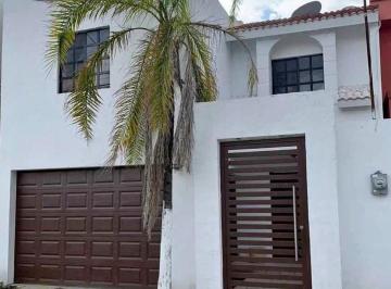 Casa · 244m² · 3 Recámaras · 1 Estacionamiento · Casa en Venta Calle Novena Fracc. Las Fuentes