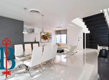 Casa · 432m² · 4 Recámaras · 3 Estacionamientos · Casa en Venta en Cancún Zona Centro