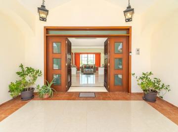 Casa · 762m² · 4 Recámaras · 3 Estacionamientos · Se Vende Villa Hermosa en Residencial Exclusivo Villa Magna, Cancun