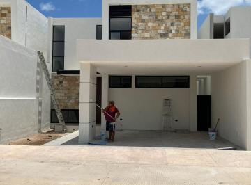 Casa · 299m² · 4 Recámaras · 2 Estacionamientos · Amplia y Moderna Casa en Cholul.