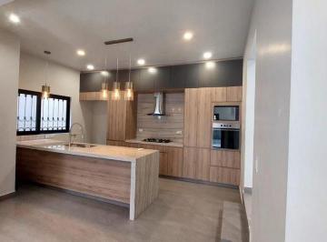 Casa · 260m² · 3 Recámaras · 2 Estacionamientos · Casa en Cumbres 6to Sector en Venta