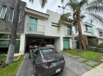 Casa · 290m² · 4 Recámaras · 4 Estacionamientos · Casa en Santa Catalina