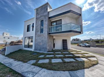 Casa de 3 habitaciones, Querétaro · Casa en Venta en San Isidro Juriquilla, 3 Recámaras, 3.5 Baños, 2 Autos, Lujo!