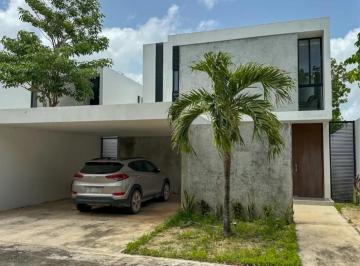 Fachada Principal · Casa en Venta en San Jose Tulipanes. Cholul, Mérida