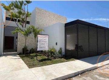 Casa · 304m² · 4 Recámaras · 2 Estacionamientos · Lujosa y Amplia Casa en Dzitya.