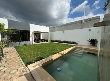 6b74e2b603c72617b79280759de5f0eeec77fb43114f72ad7b61010cad7e1b49 · Casa de 2 Recamaras con Amplio Jardín y Piscina de Una Planta en Cholul.